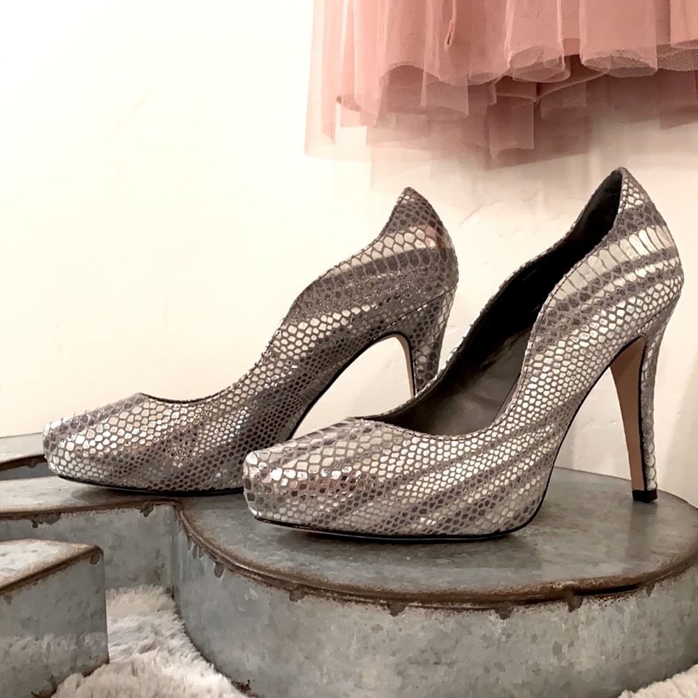 White House Black Market Metallic PERFECTION! 8.5